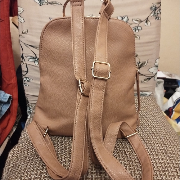 Crossi women's tan bow mini back pack w/ adjustable straps and interior pockets - Picture 2 of 12
